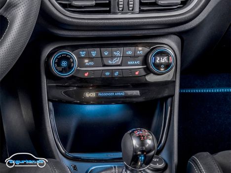 Ford Puma ST - In der Mittelkonsole gibt es dann aber noch eine Klimaanlage mit Knöppskes.