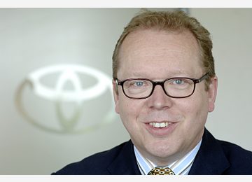 Jürgen Stolze wird Nachfolger von Dr. <b>Dietrich Hartmann</b> - copyright: Toyota - toyota_220307