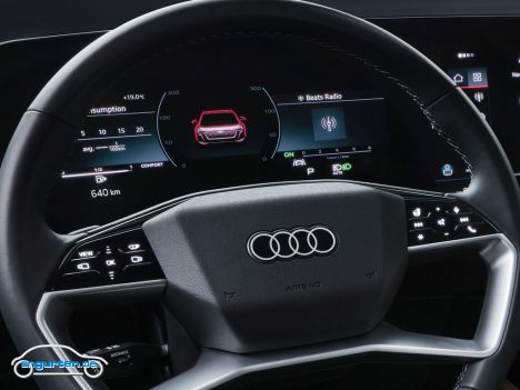 Beim diesem Lenkrad des Audi A5 Avant bin ich mir noch nicht sicher, ob die Airbagverkleidung ein bissl billig wirkt oder ob ich die klare Form gut finden soll. Im Hintergrund in jedem Fall das digitale Cockpit.