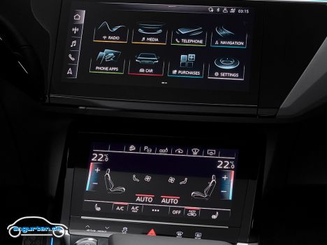Der neue Audi e-tron Sportback - Zwei Touchscreens finden sich in der Mittelkonsole untereinander.