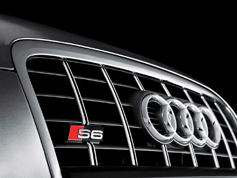 Audi S6 - Den Kühlergrill ziert das S6 - Logo