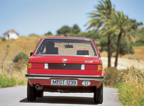 BMW 316 Baujahr 1978 - in einer damals noch beliebten Farbe: Rot. Heckansicht.