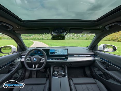 BMW 5er Touring (G61, 2025) - Innenraum mit großem Panoramadach