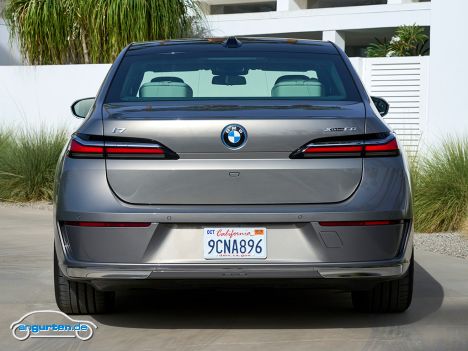 BMW i7 - Heckansicht in Oxidgrau metallic