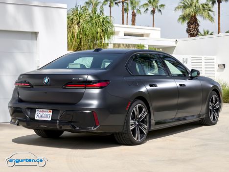 BMW i7 - Heckansicht in Frozen Deep Grey