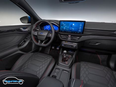 Ford Focus Facelift MJ 2022 - Im Innenraum gibt es für die höheren Ausstattungen einen großen Mittelbildschirm und ein digitales Cockpit. Die Standardversion hingegen ist in etwa wie beim Modell vor dem Facelift.