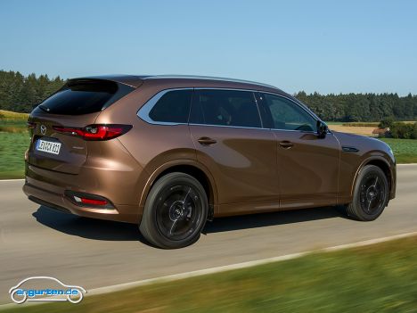 Mazda CX-80 - Heckansicht in Farbe Melting Copper