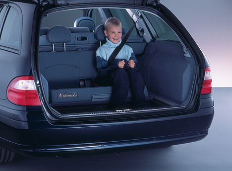 E-Klasse T-Modell - Auf Wunsch ist eine dritte Sitzreihe fuer Kinder lieferbar.