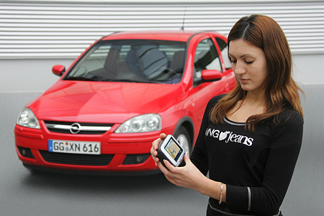 Die Opel Corsa-Familie bekommt attraktiven Zuwachs: Ab April 2006 verfügt der Corsa Edition als erstes Volumenfahrzeug serienmäßig über ein portables GPS-Navigationssystem