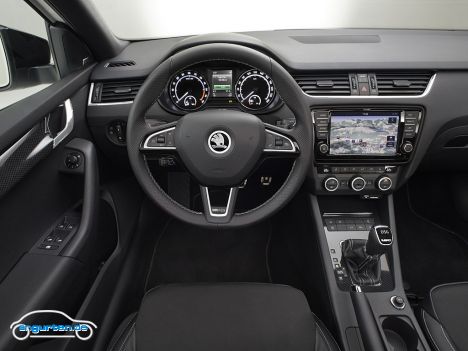 Skoda Octavia RS Combi - Keine Farbe hingegen im Innenraum. Die Sportsitze setzen ebenso wie das gesamte Interieur auf schwarze Stoff/Lederkombi mit weißen Ziernähten.