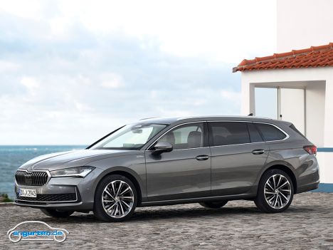 Der neue Skoda Superb Combi (2024) - Frontansicht in Graphite Grau Metallic