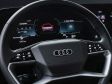 Beim diesem Lenkrad des Audi A5 Avant bin ich mir noch nicht sicher, ob die Airbagverkleidung ein bissl billig wirkt oder ob ich die klare Form gut finden soll. Im Hintergrund in jedem Fall das digitale Cockpit.