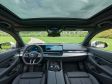 BMW 5er Touring (G61, 2025) - Innenraum mit großem Panoramadach