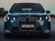 BMW iX Facelift 2025 - Frontansicht in Arctic Race Blue