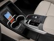 BMW X1 (2022) - Hier die Konsole an der Armlehne mit dem kleinen Automatikhebel sowie das induktive Ladefeld.