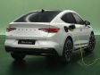 Skoda Enyaq II Coupe - Heckansicht mit Ladekabel. Apropos: Geladen wird je nach Version maximal zwischen 135 kW und 175 kW. 10-80% in jedem Fall bei Optibedingungen unter der magischen halben Stunde.