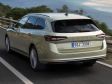 Der neue Skoda Superb Combi (2024) - Heckansicht Farbe: Ice Tea Beige metallic