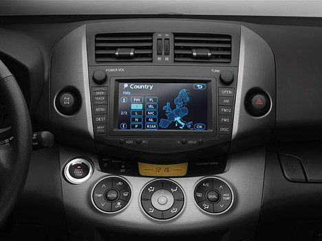 Die Mittelkonsole des Toyota RAV4 mit Navigationssystem