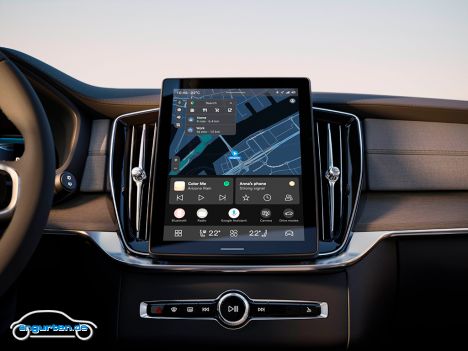 Facelift Volvo XC90 (2025) - Das Infodisplay ist immer noch im Hochformat, steht mittlerweile aber im Tablet-Style frei im Raum auf der Konsole. Dadurch wird es auch noch mal etwas größer.