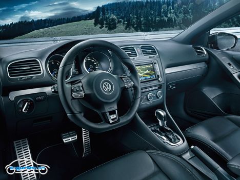 VW Golf R Cabrio - Das Navi ist optional - das 6-Gang DSG-Automatikgetriebe Serie. Ledersitze sind ebenfalls Standard.