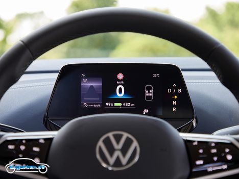 VW ID.5 - Update 2023 - Das recht kleine Kombiinstrument bleibt allerdings gleich und gefällt uns damit immer noch nicht.