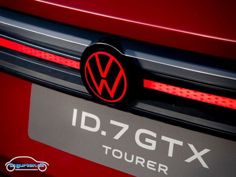 VW ID.7 GTX Tourer - Heck Detail mit beleuchtetem VW-Logo