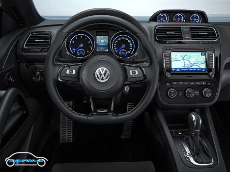 VW Scirocco R 2014 - Innen sind die Instrumente in Blau gehalten. Die Zusatzinstrumente auf dem Armaturenbrett sind Serie wie auch beim normalen Scirocco.