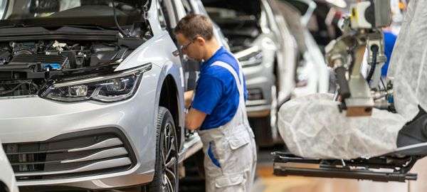 Automobilexperte Dudenhöffer: 100.000 Arbeitsplätze im Automobilsektor in Gefahr. Bild: VW