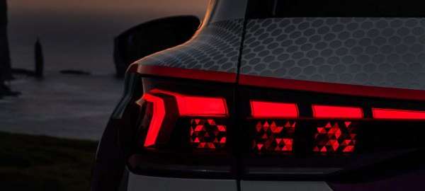 Auf jeder Fahrzeugseite gibt es beim Q6 e-tron je drei OLED-Panels mit 60 einzeln steuerbaren Segmenten. Bild: Audi