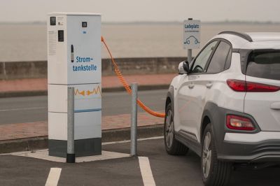 Elektroauto an der Ladesäule - im E-Auto-Abo bleibt das Restwertrisiko beim Anbieter. / Foto: A. Krebs auf pixabay.com Elektroauto an der Ladesäule - im E-Auto-Abo bleibt das Restwertrisiko beim Anbieter. / Foto: A. Krebs auf pixabay.com