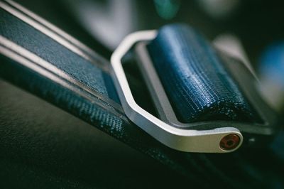Zurrgurt liegt unter Spannung direkt auf einer scharfen Metallkante ohne Schutz. - Foto: pexels Zurrgurt liegt unter Spannung direkt auf einer scharfen Metallkante ohne Schutz. - Foto: pexels